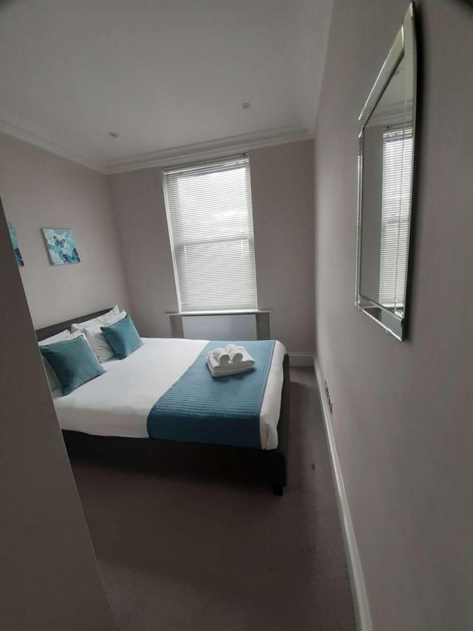 25 Ongar Road By Viridian Apartments Londra Exterior foto